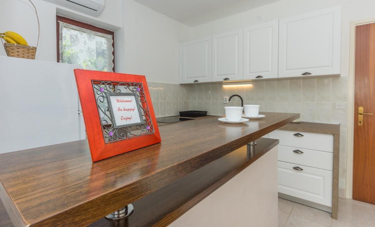 Apartment Domijan By El-Pi Tours Njivice Bagian luar foto