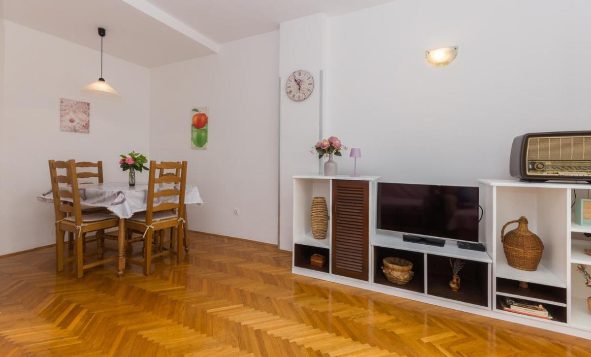 Apartment Domijan By El-Pi Tours Njivice Bagian luar foto
