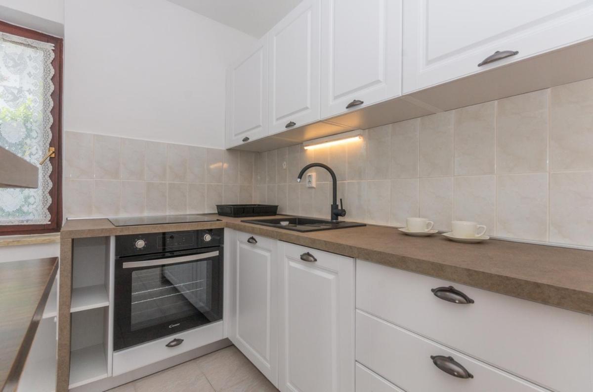 Apartment Domijan By El-Pi Tours Njivice Bagian luar foto