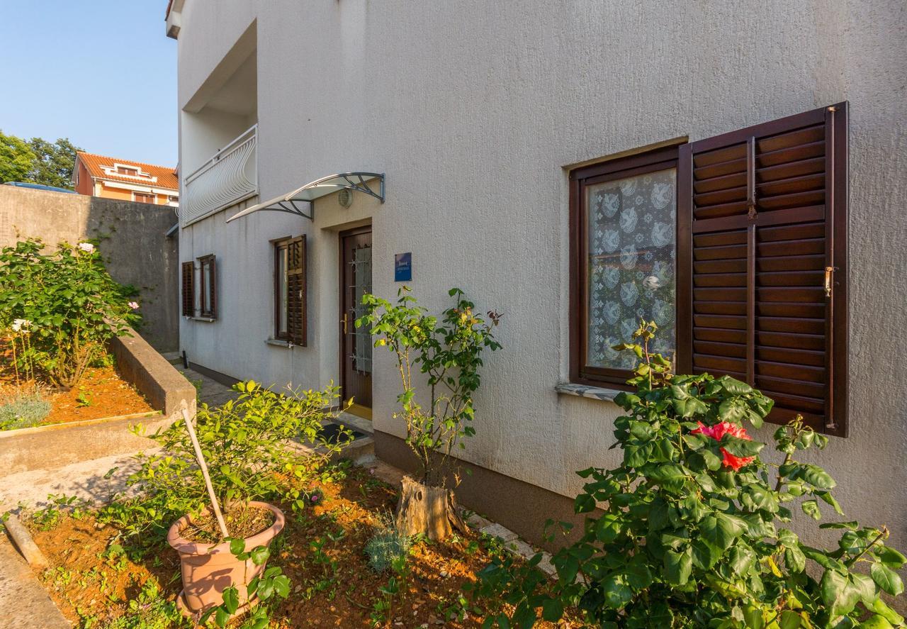 Apartment Domijan By El-Pi Tours Njivice Bagian luar foto
