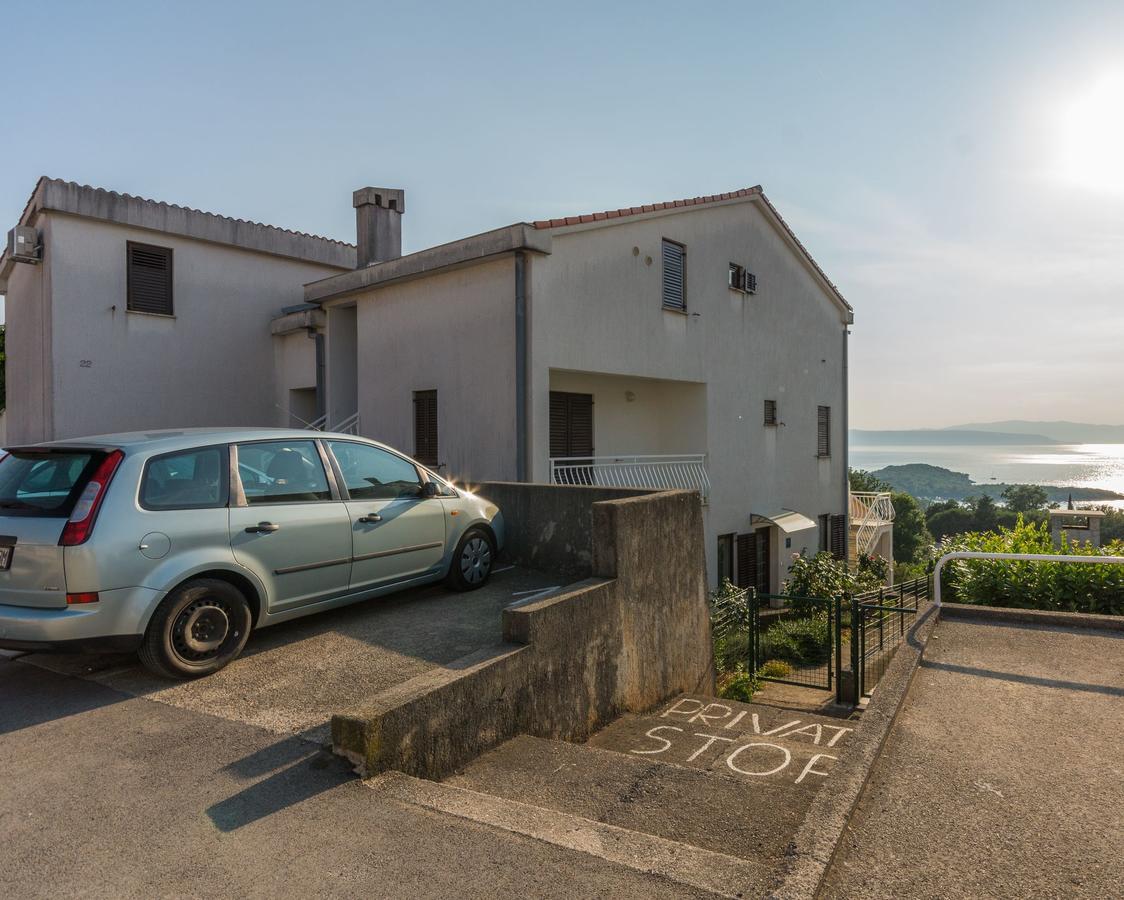 Apartment Domijan By El-Pi Tours Njivice Bagian luar foto