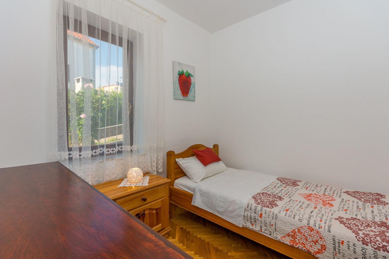 Apartment Domijan By El-Pi Tours Njivice Bagian luar foto