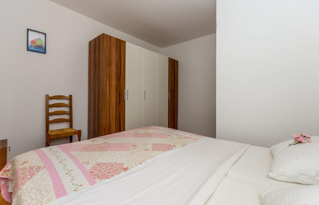 Apartment Domijan By El-Pi Tours Njivice Bagian luar foto